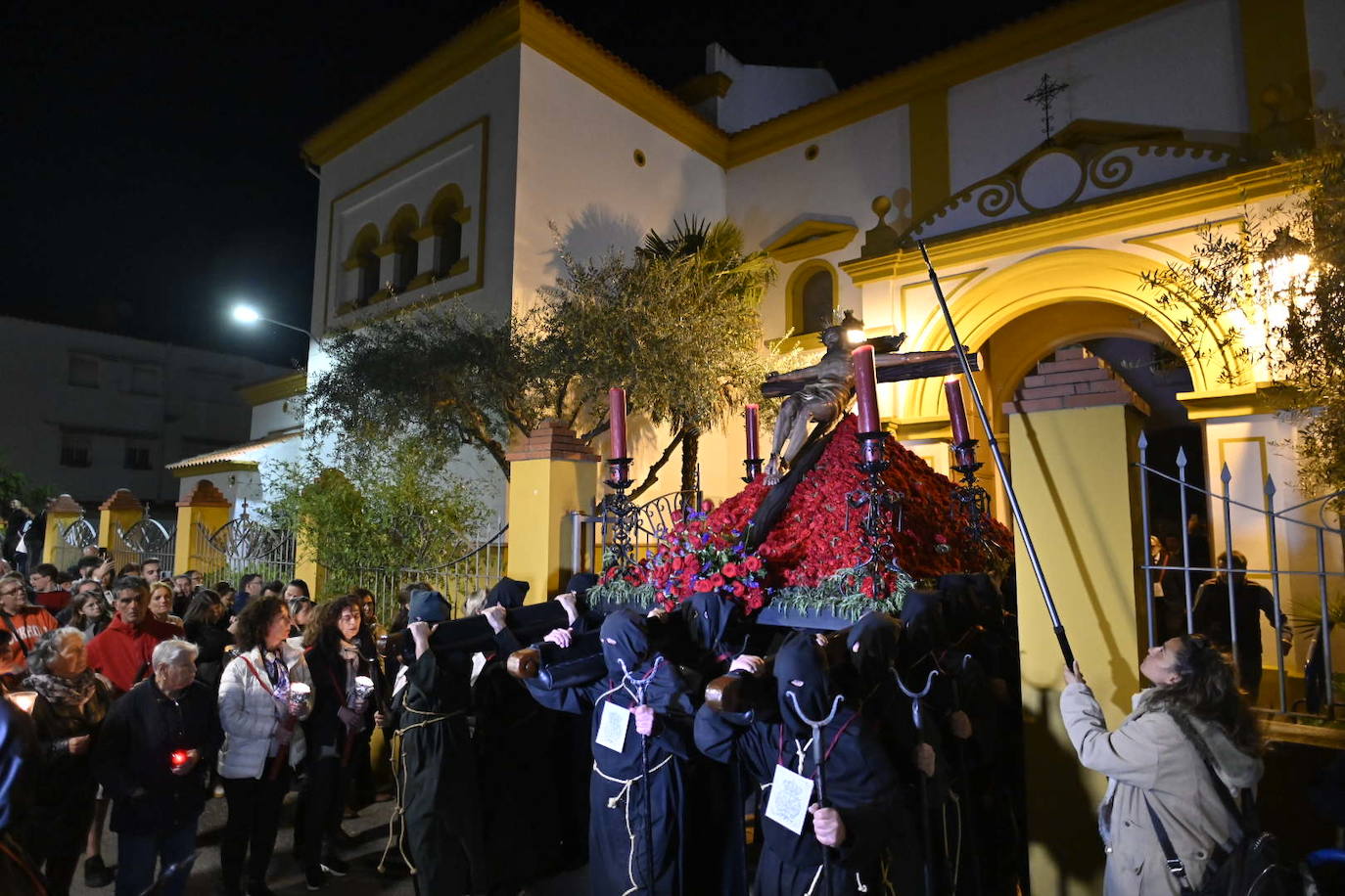 La procesión del Cristo de la Paz de Badajoz, en imágenes