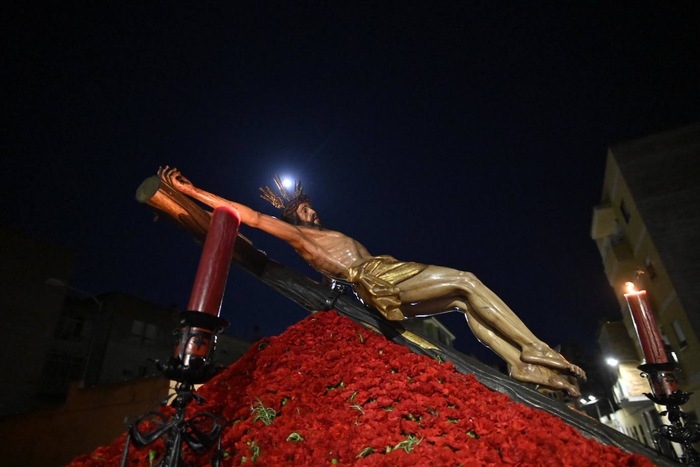 La procesión del Cristo de la Paz de Badajoz, en imágenes