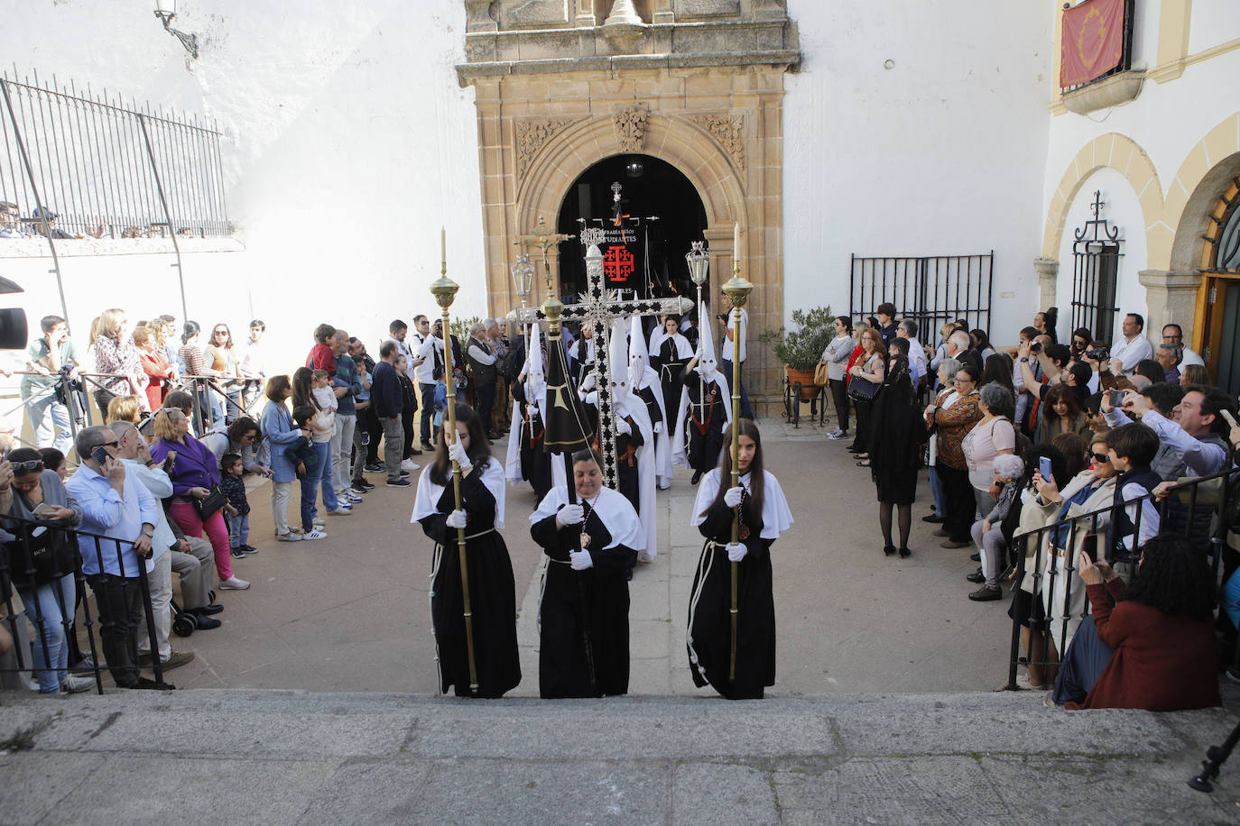 Franciscana Cofradía Penitencial del Vía Crucis y del Santísimo Cristo del Calvario (Estudiantes) con su único paso, el Santísimo Cristo del Calvario.