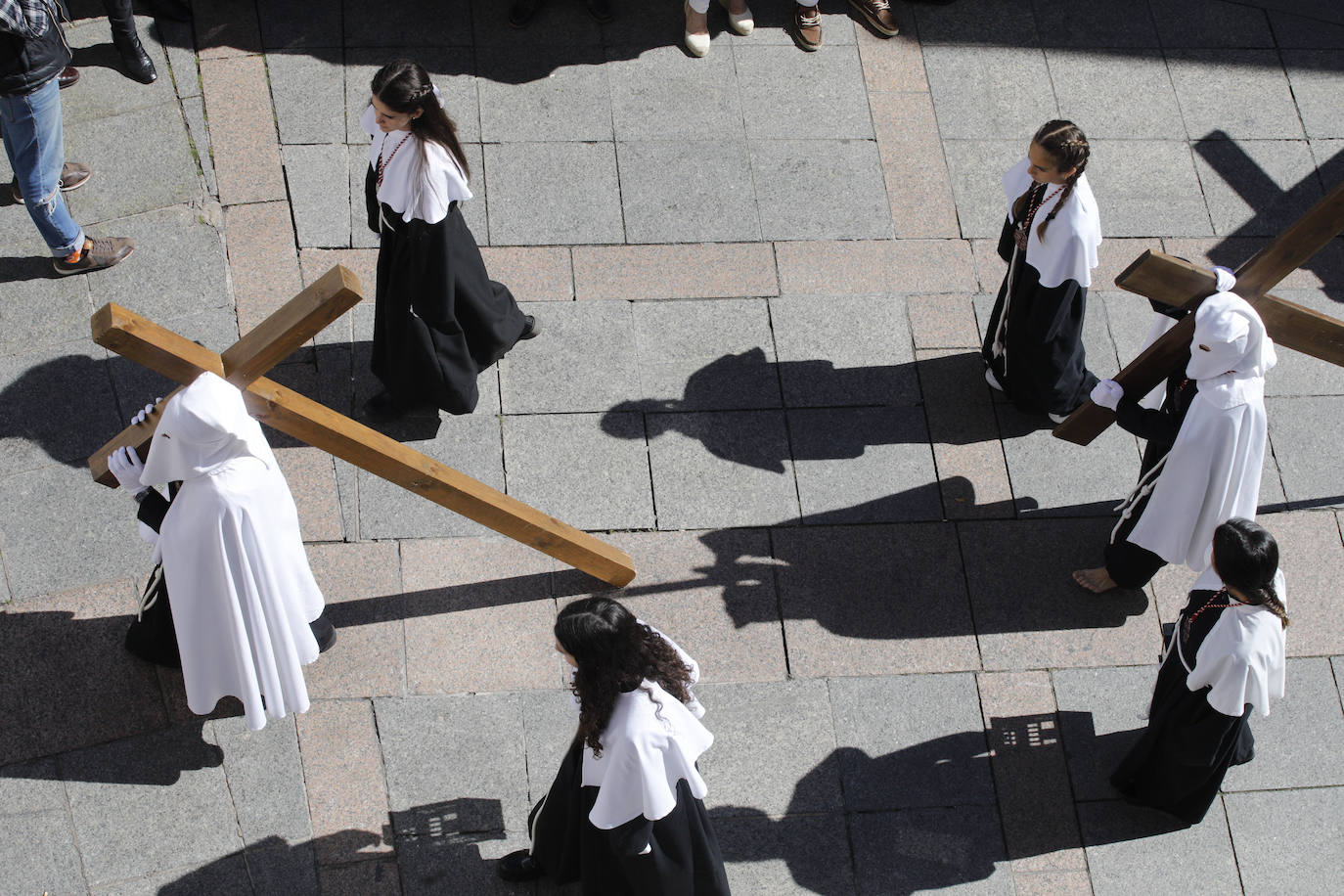 Franciscana Cofradía Penitencial del Vía Crucis y del Santísimo Cristo del Calvario (Estudiantes) con su único paso, el Santísimo Cristo del Calvario.