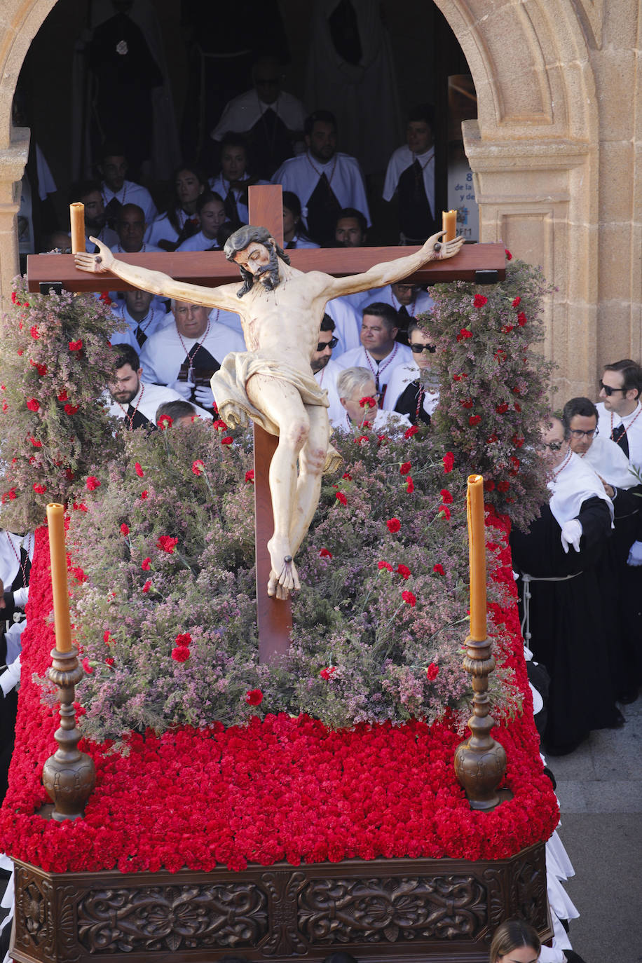 Franciscana Cofradía Penitencial del Vía Crucis y del Santísimo Cristo del Calvario (Estudiantes) con su único paso, el Santísimo Cristo del Calvario.