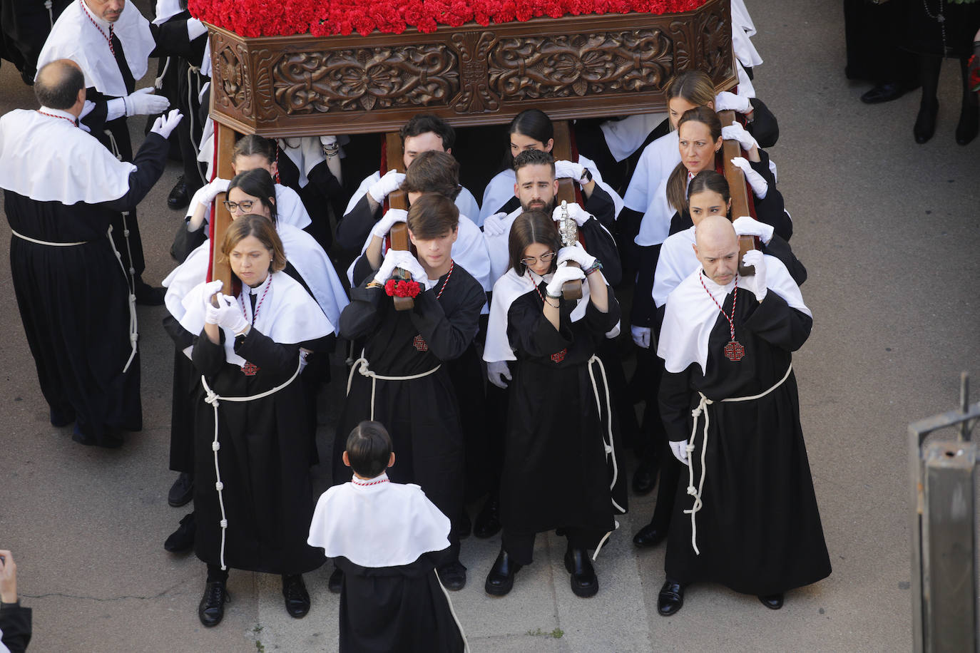 Franciscana Cofradía Penitencial del Vía Crucis y del Santísimo Cristo del Calvario (Estudiantes) con su único paso, el Santísimo Cristo del Calvario.