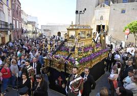 Portentosa salida de los costaleros en la procesión del Santo Entierro de Badajoz