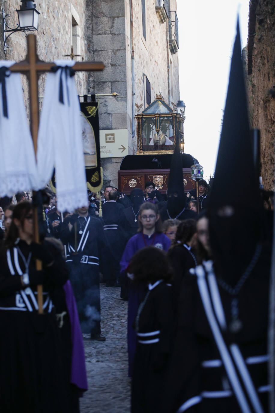 Mucho público para ver el Santo Entierro en Cáceres