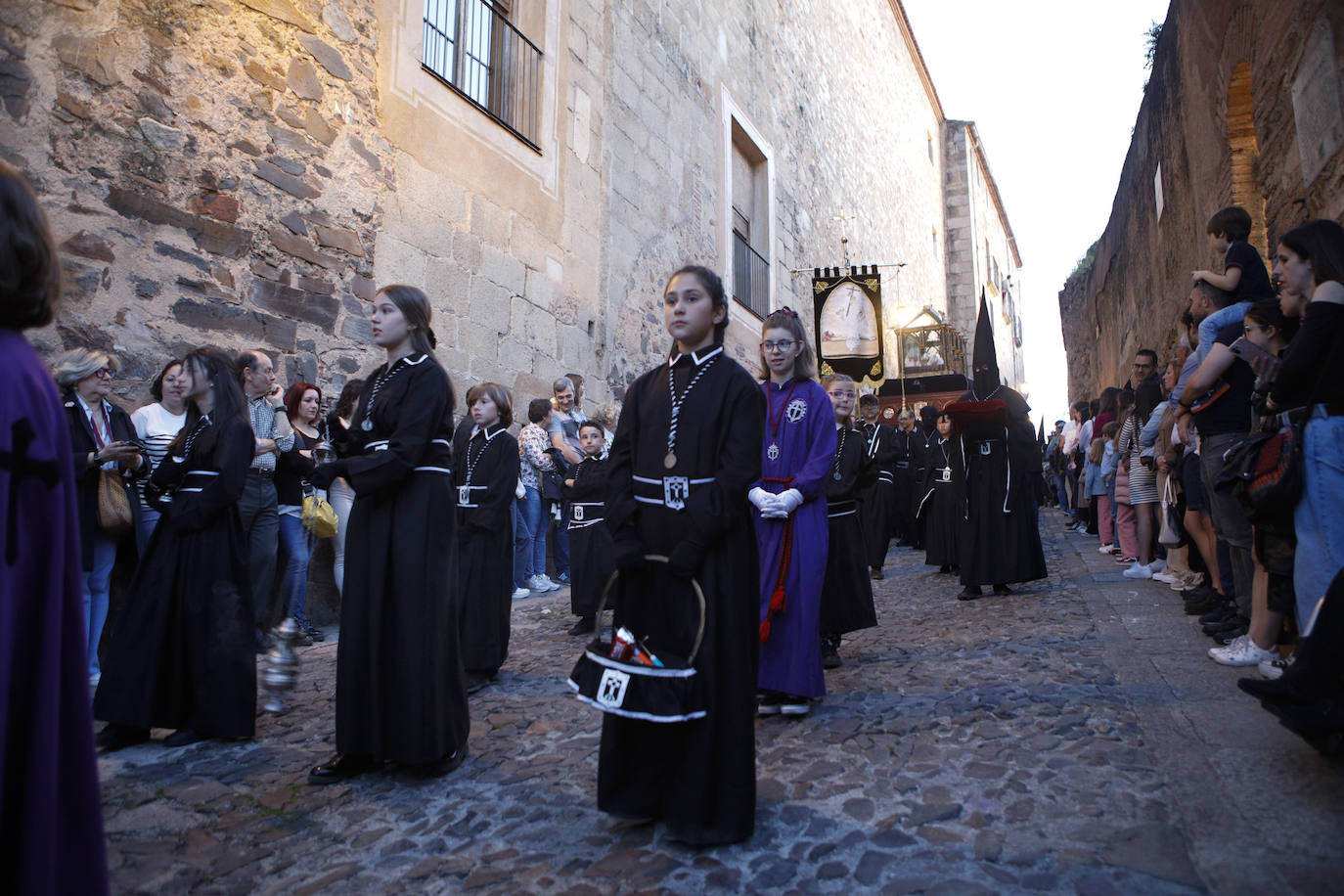 Mucho público para ver el Santo Entierro en Cáceres