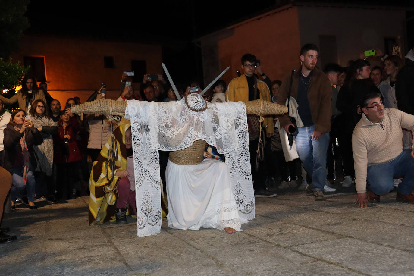Valverde de la Vera vive su día más importante del año con los &#039;empalaos&#039;