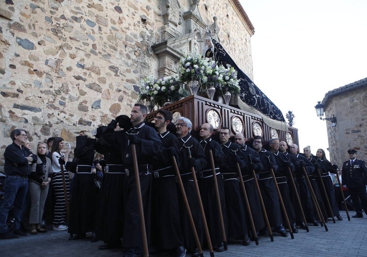 Imagen del paso de la Virgen de la Soledad al inicio del desfile.