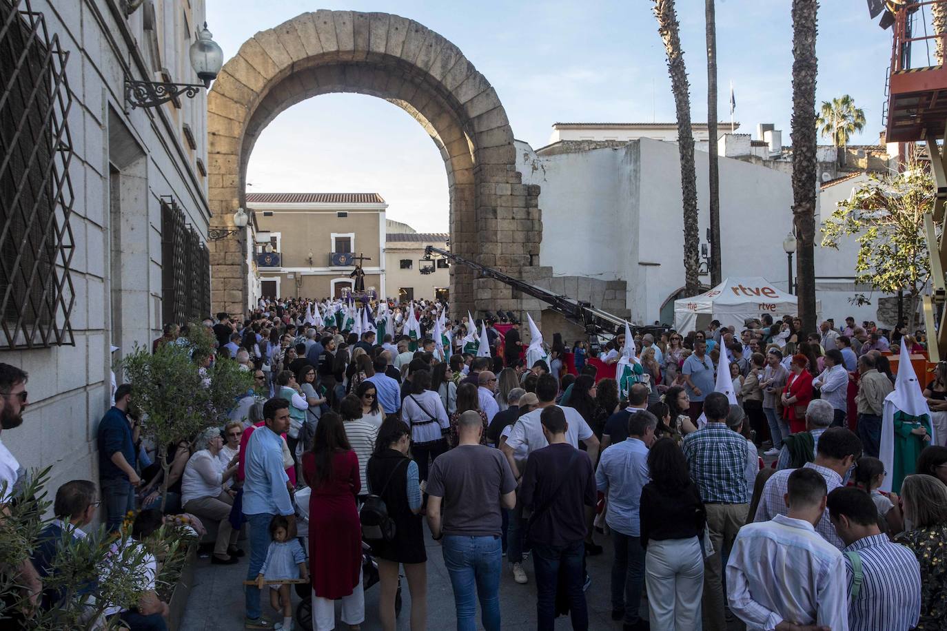 Calor y mucho público en un extraordinario Viernes Santo de Mérida