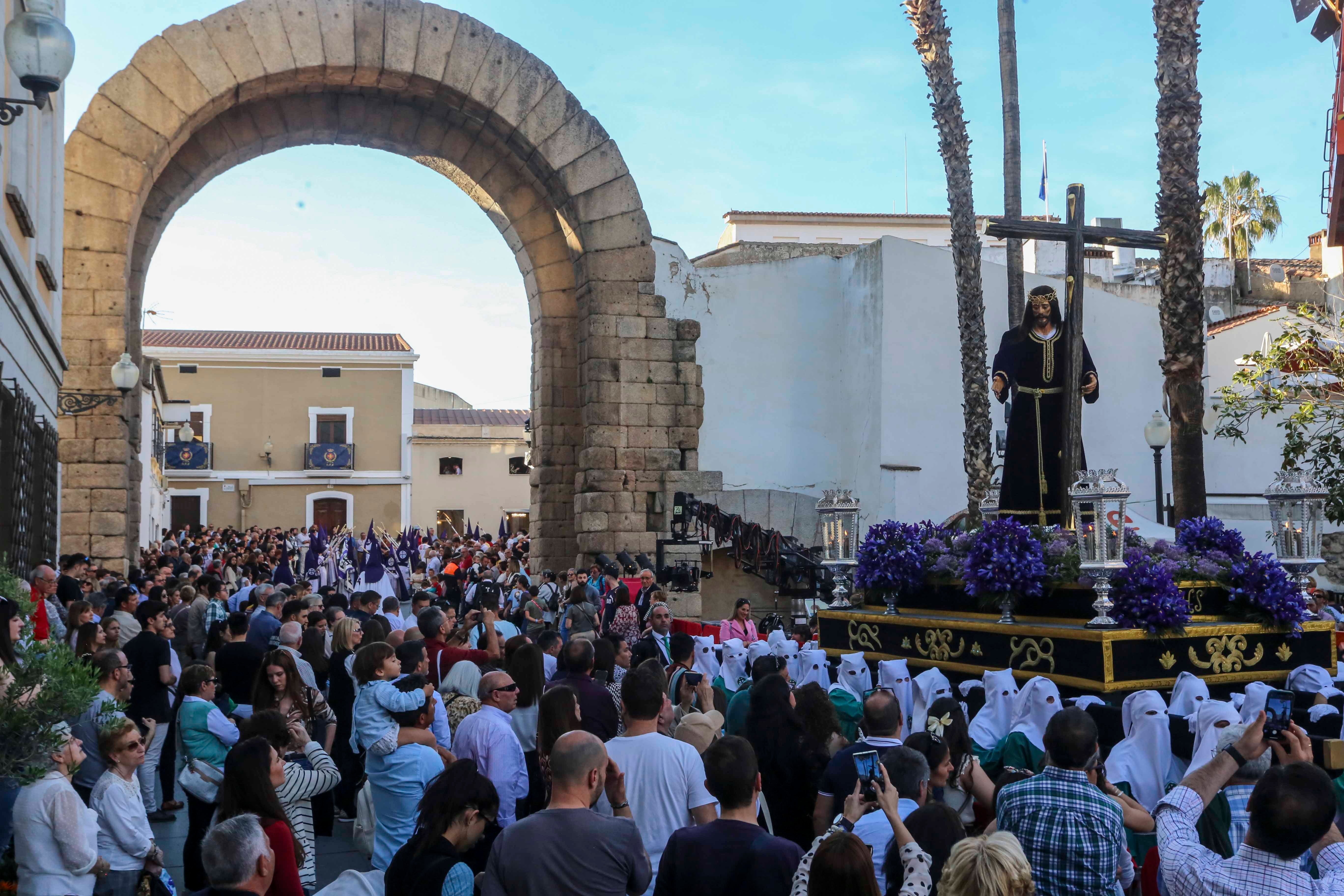 Calor y mucho público en un extraordinario Viernes Santo de Mérida