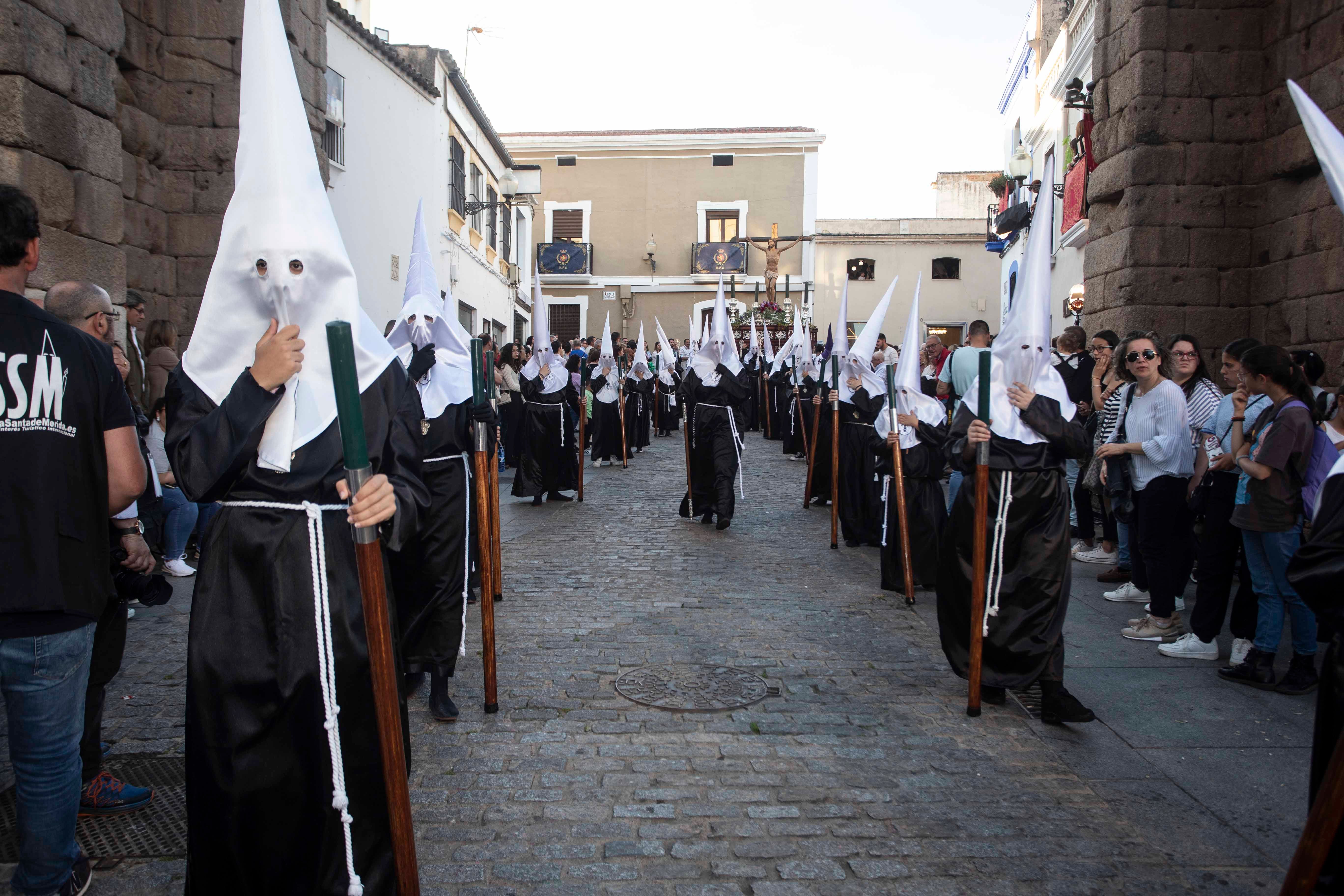 Calor y mucho público en un extraordinario Viernes Santo de Mérida