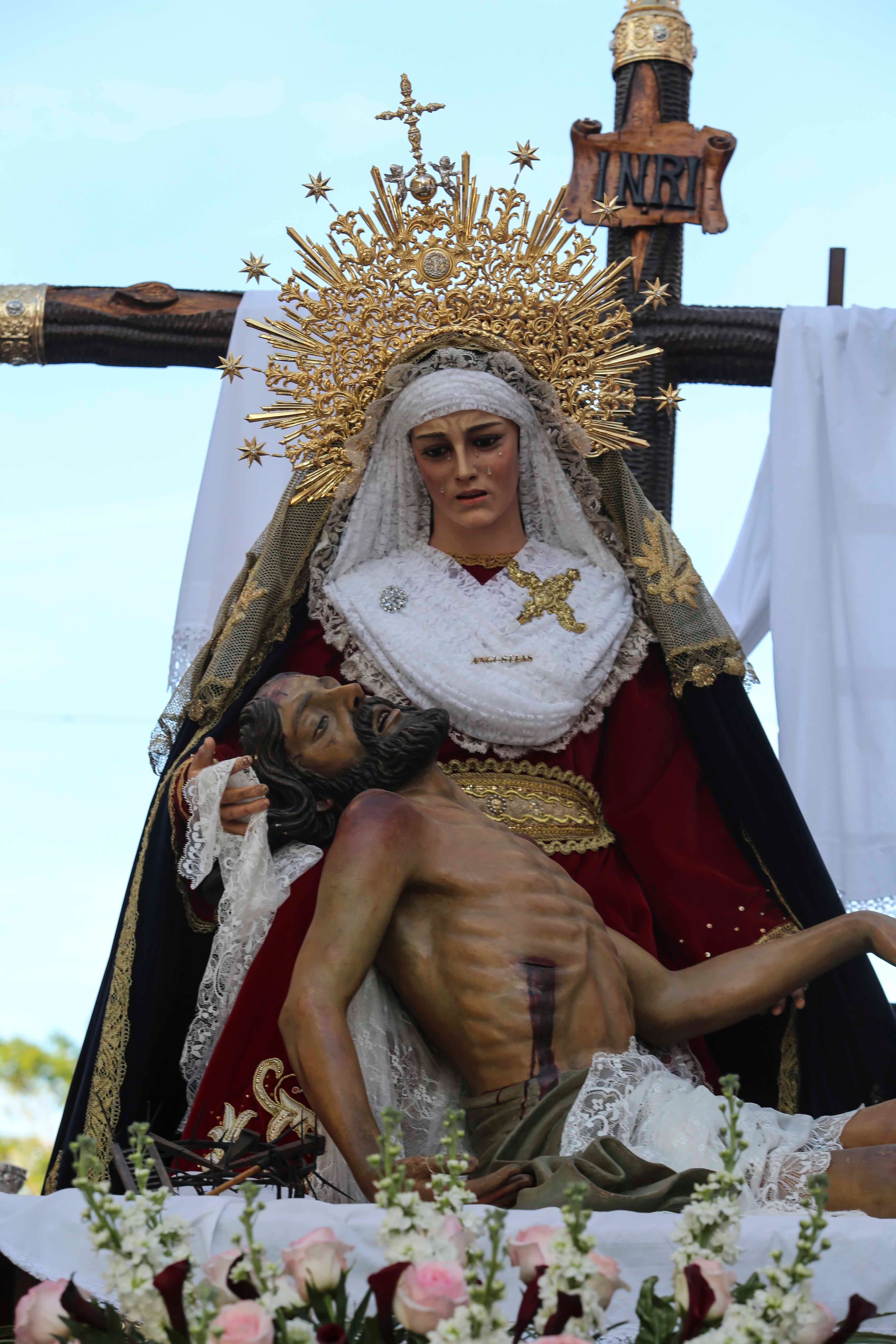 Calor y mucho público en un extraordinario Viernes Santo de Mérida