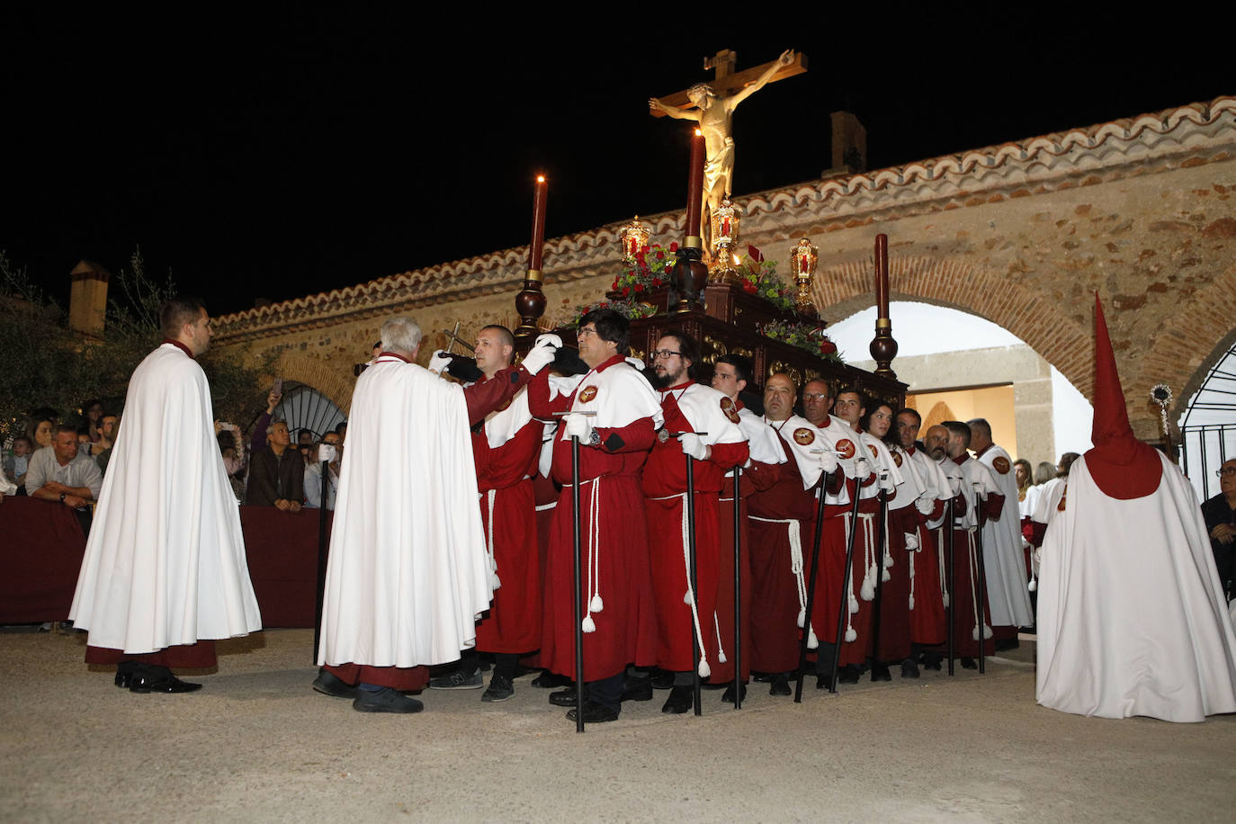 Cofradía: Pontificia y Real Cofradía del Espíritu Santo, Santísimo Cristo del Humilladero y Nuestra Señora de la Encarnación. Pasos: Señor de la Columna Santísimo Cristo del Humilladero Nuestra Señora de la Encarnación