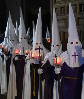 Imagen secundaria 2 - Arriba, el Cristo de la Agonía, a su salida de Santo Domingo. Abajo, a la izquierda talla de 'La Piedad', en la procesión del Viernes Santo placentino; y a la derecha, miembros de la Cofradía del Santísimo Crucifijo y el Descendimiento de la Cruz..