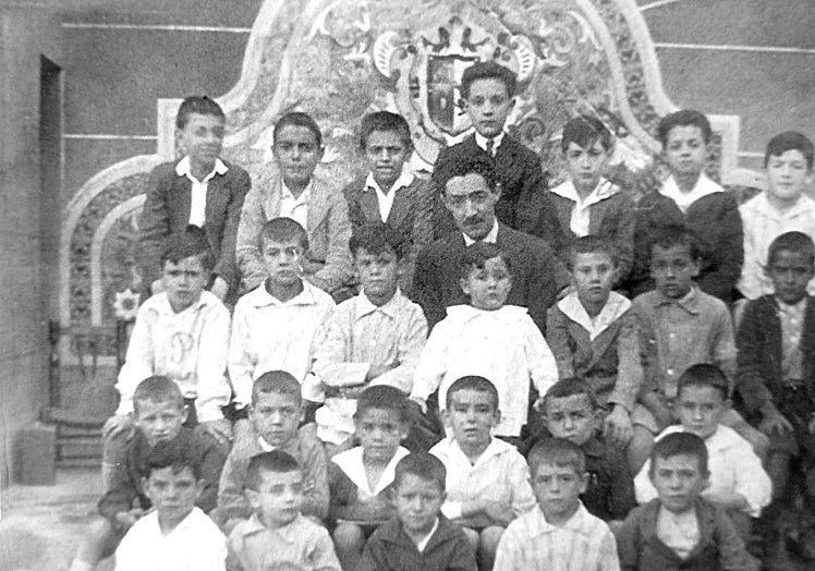 Año 1916. Profesor y alumnos de una escuela que estaba en el Arco del Cristo.