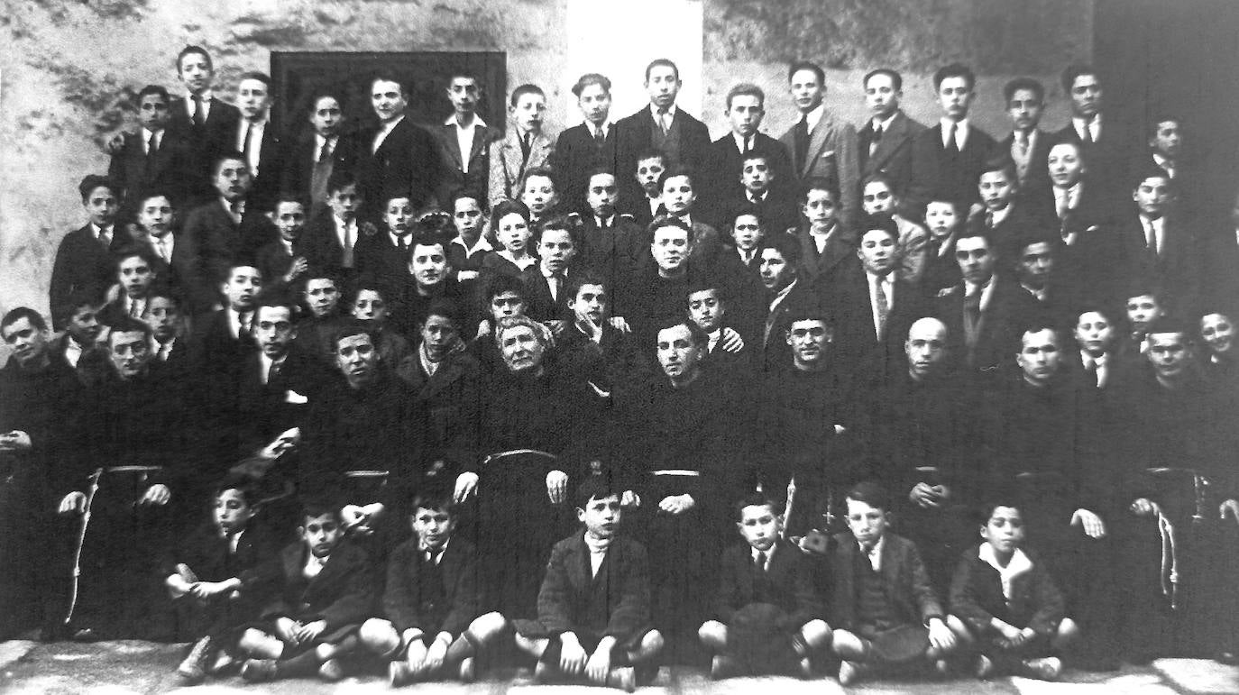 Año 1926. Profesores y alumnos del Colegio San Antonio de Cáceres.