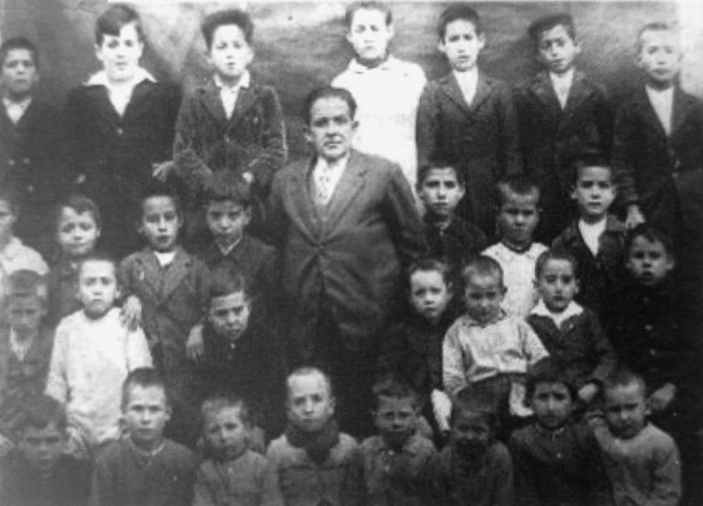 Año 1928. Profesor de Cáceres con sus alumnos.