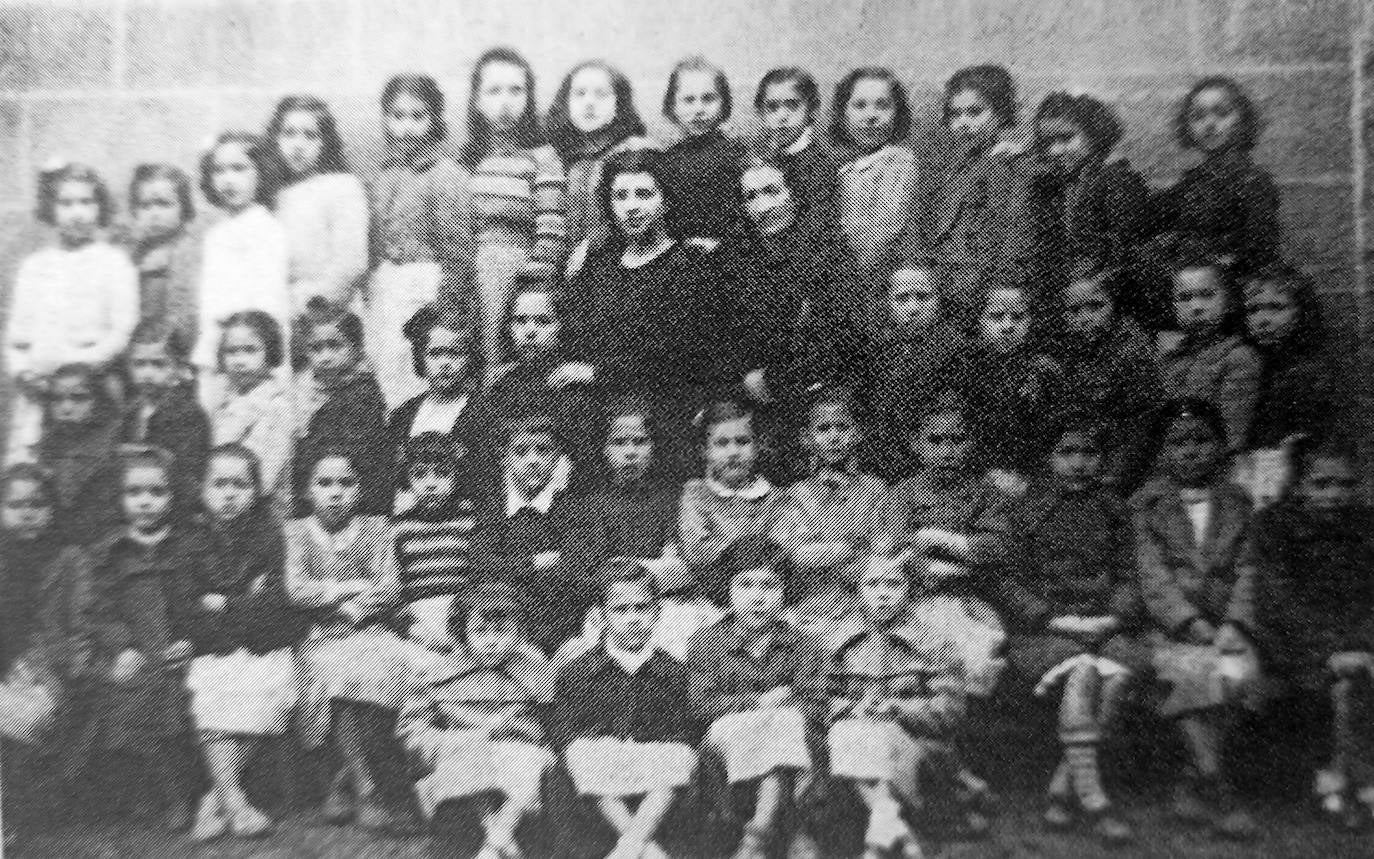 Año 1932. Profesoras y alumnos de un colegio que estaba en la calle Ancha.