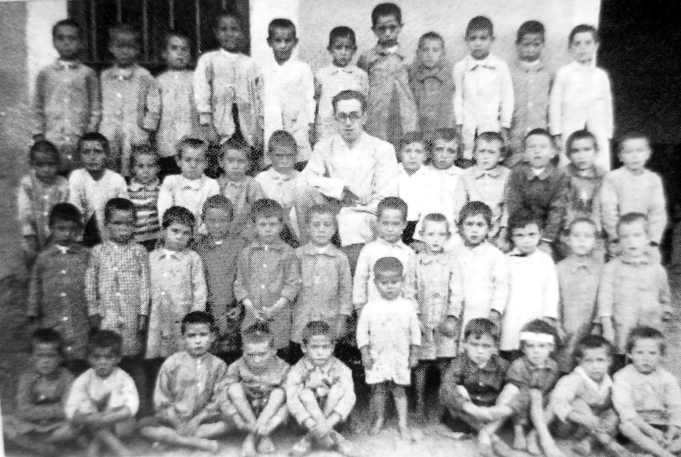 Año 1934. Profesor de Cáceres con sus alumnos.