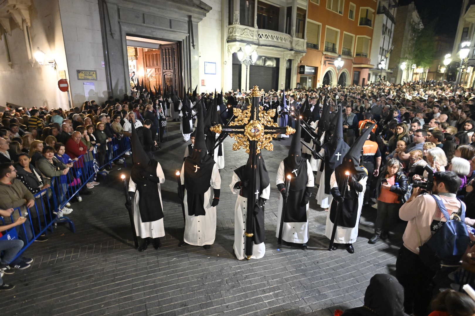 La procesión del Rosario pone el broche al Viernes Santo de Badajoz