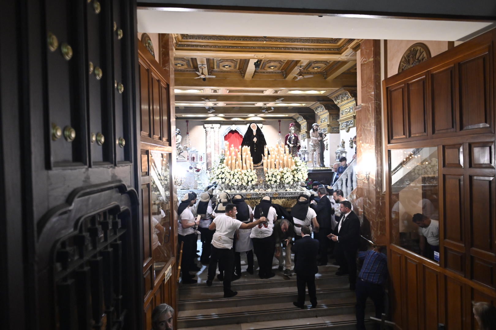 La procesión del Rosario pone el broche al Viernes Santo de Badajoz