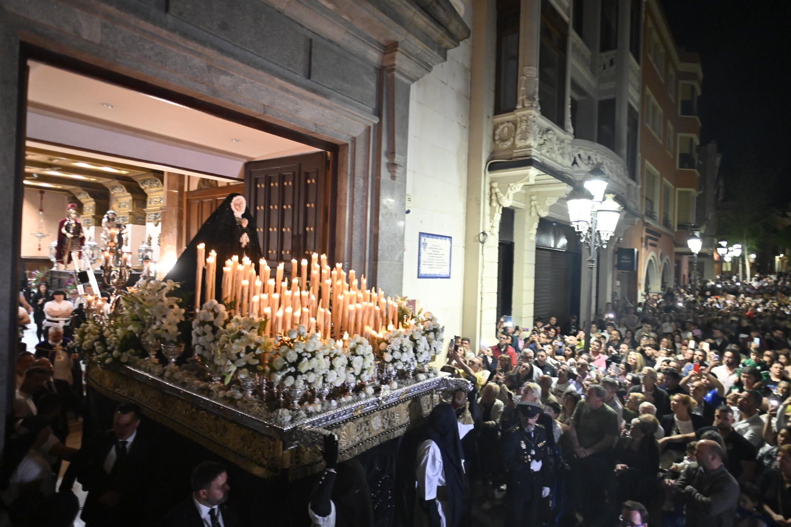 La procesión del Rosario pone el broche al Viernes Santo de Badajoz