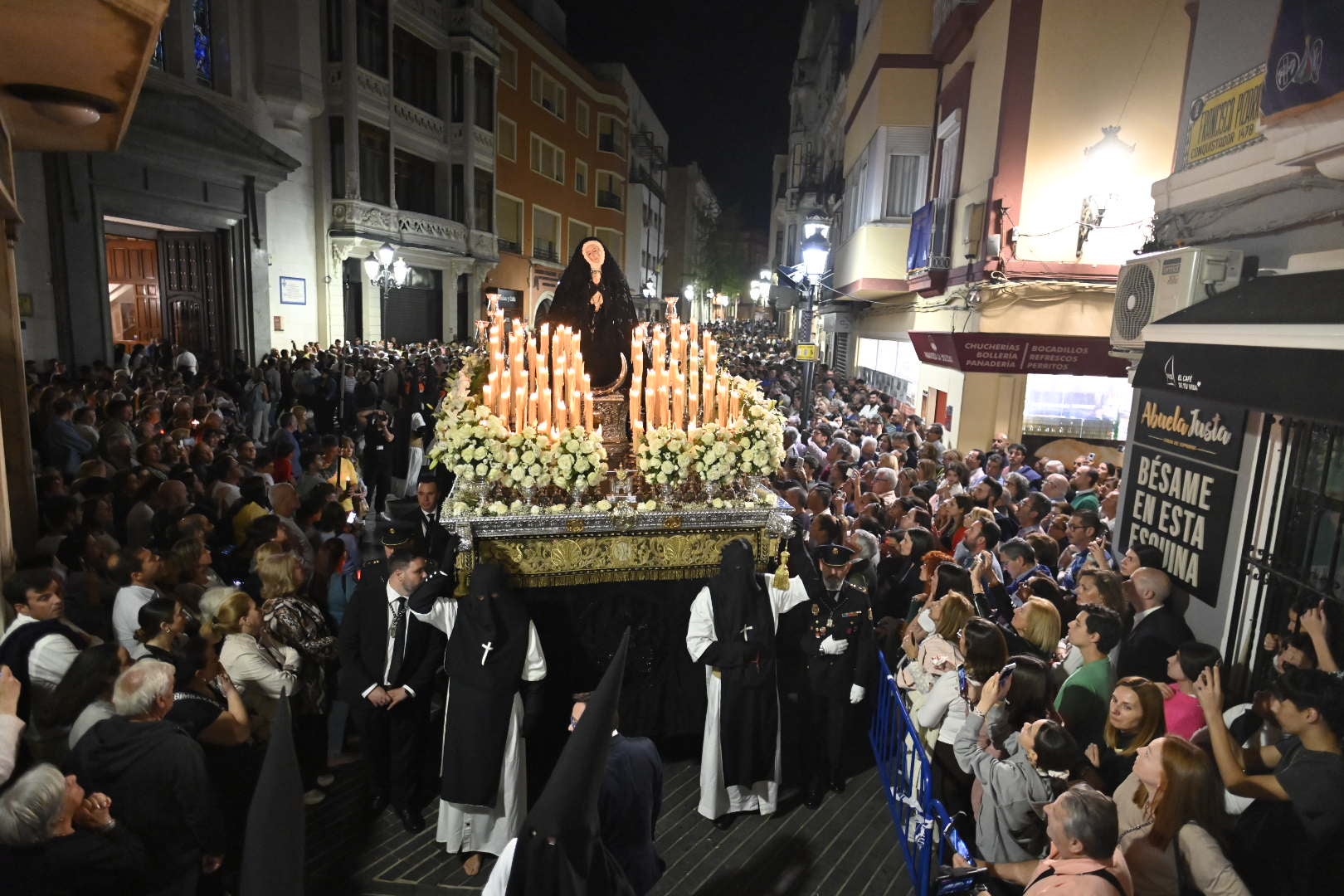 La procesión del Rosario pone el broche al Viernes Santo de Badajoz
