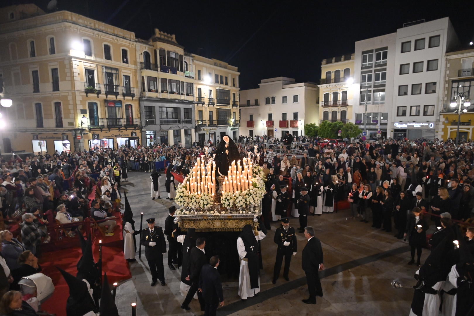 La procesión del Rosario pone el broche al Viernes Santo de Badajoz