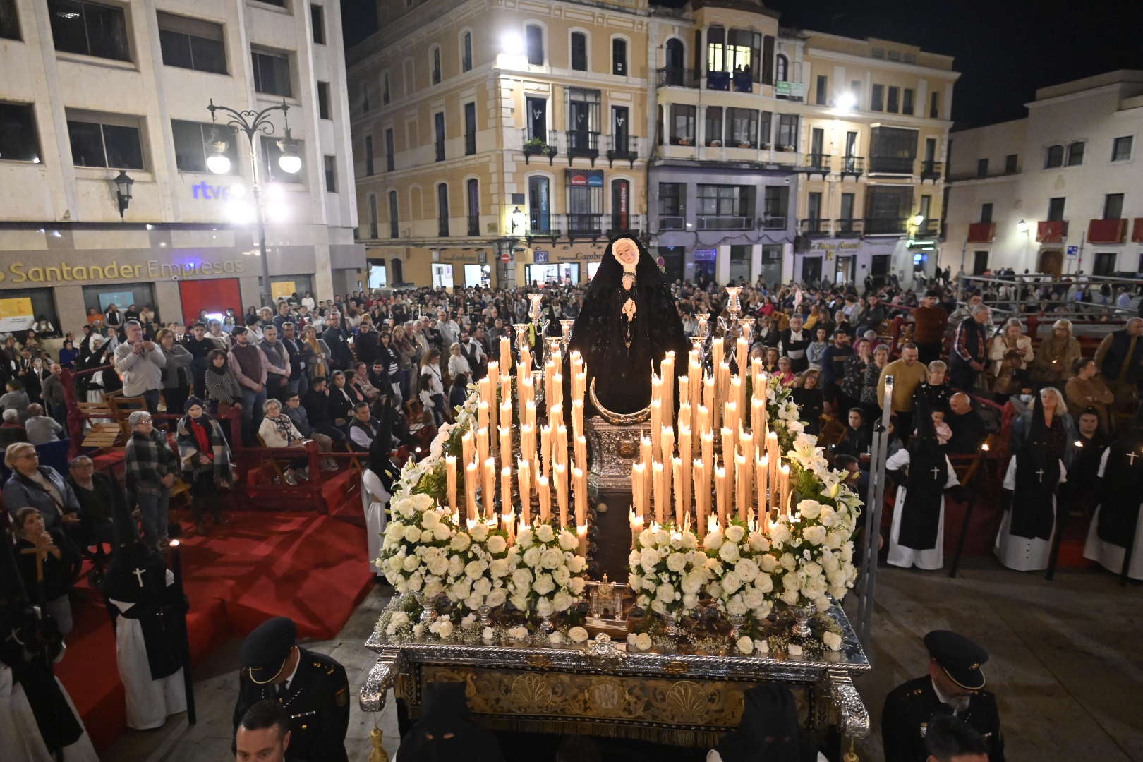 La procesión del Rosario pone el broche al Viernes Santo de Badajoz