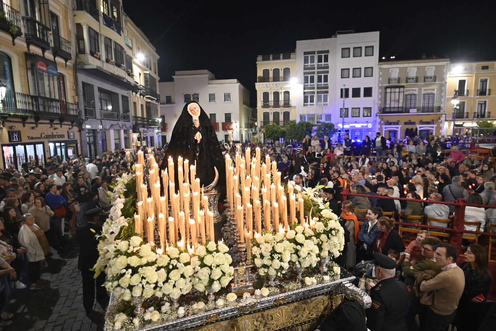 La procesión del Rosario pone el broche al Viernes Santo de Badajoz