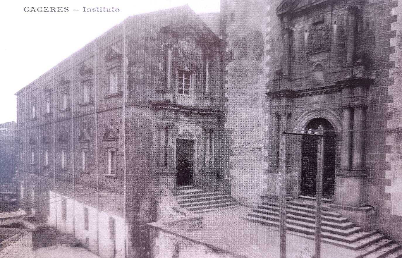La Escuela Normal de Cáceres se creó en 1842. Compartió espacio en el Instituto, que estaba en el actual Centro Cultural San Jorge. La Imagen es de 1910.