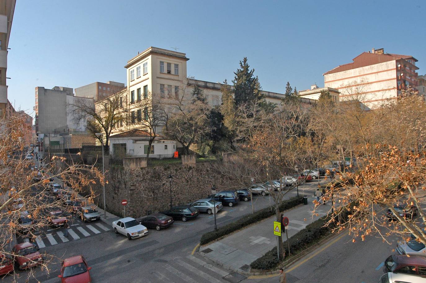 En los años 30 la Escuela Normal de Magisterio se trasladó a un edificio construido en la avenida Virgen de La Montaña de Cáceres, en donde ahora está el Instituto de Lenguas Modernas.