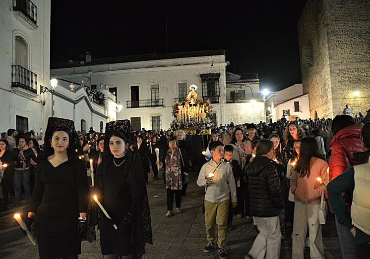 Las mujeres frexnenses iluminan el camino de Nuestra Señora de la Soledad
