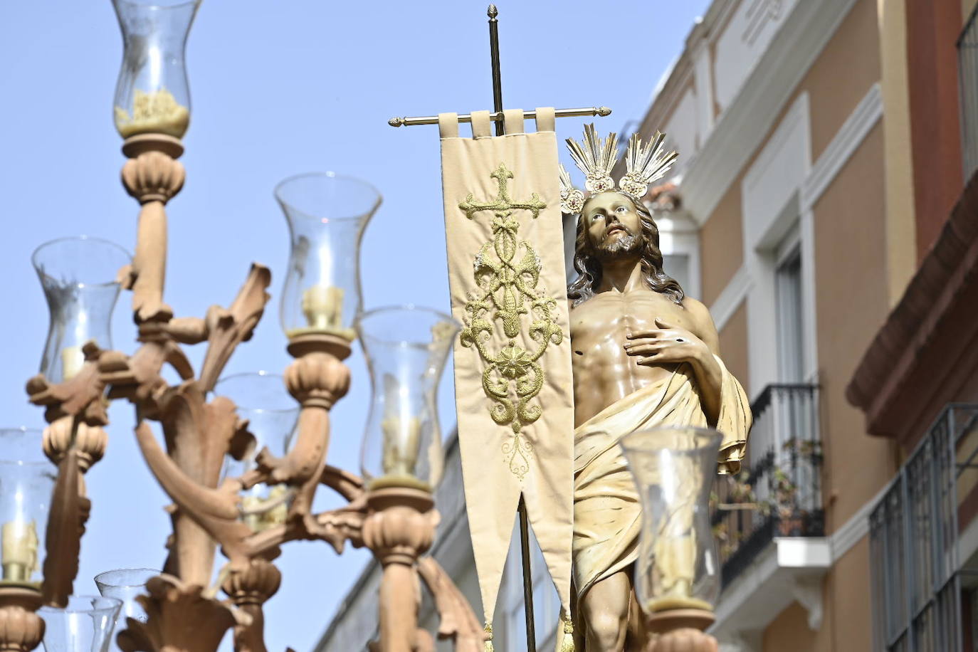 Domingo de Resurrección en Badajoz. Cofradía Santísimo Cristo Resucitado, que ha sacado en procesión los pasos del Cristo Resucitado y de María Santísima de la Aurora.