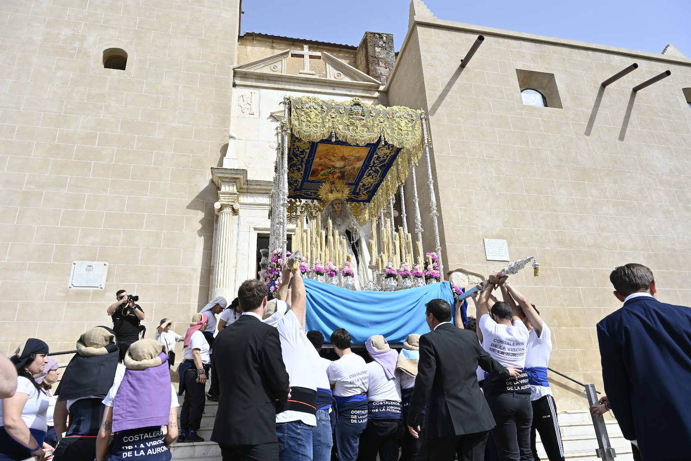 Domingo de Resurrección en Badajoz. Cofradía Santísimo Cristo Resucitado, que ha sacado en procesión los pasos del Cristo Resucitado y de María Santísima de la Aurora.