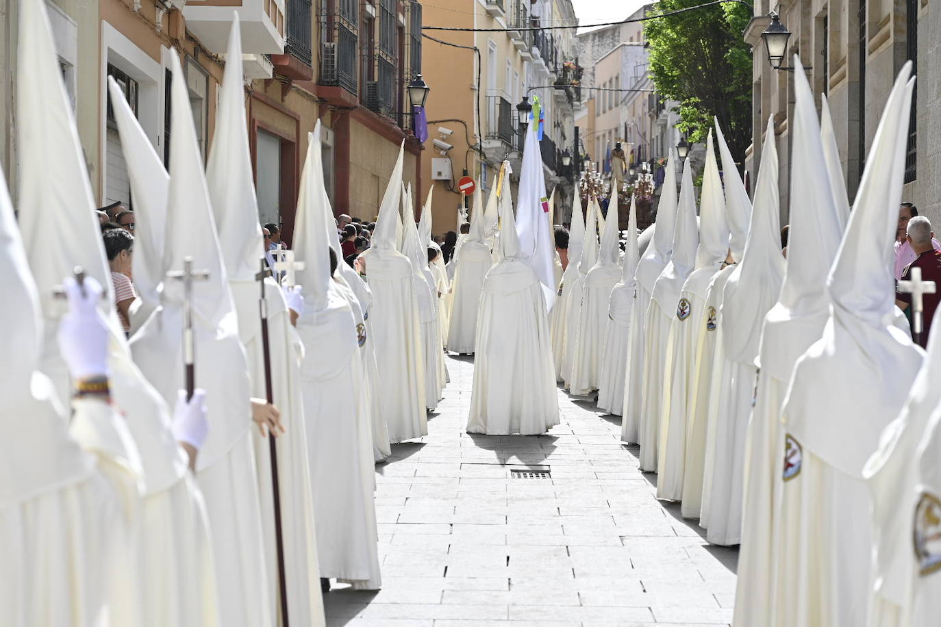 Domingo de Resurrección en Badajoz. Cofradía Santísimo Cristo Resucitado, que ha sacado en procesión los pasos del Cristo Resucitado y de María Santísima de la Aurora.