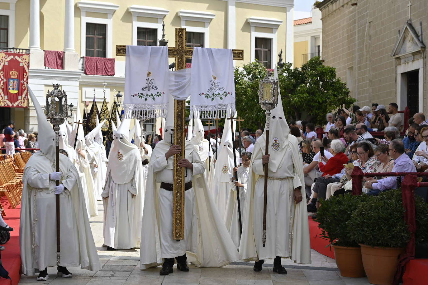 Domingo de Resurrección en Badajoz. Cofradía Santísimo Cristo Resucitado, que ha sacado en procesión los pasos del Cristo Resucitado y de María Santísima de la Aurora.