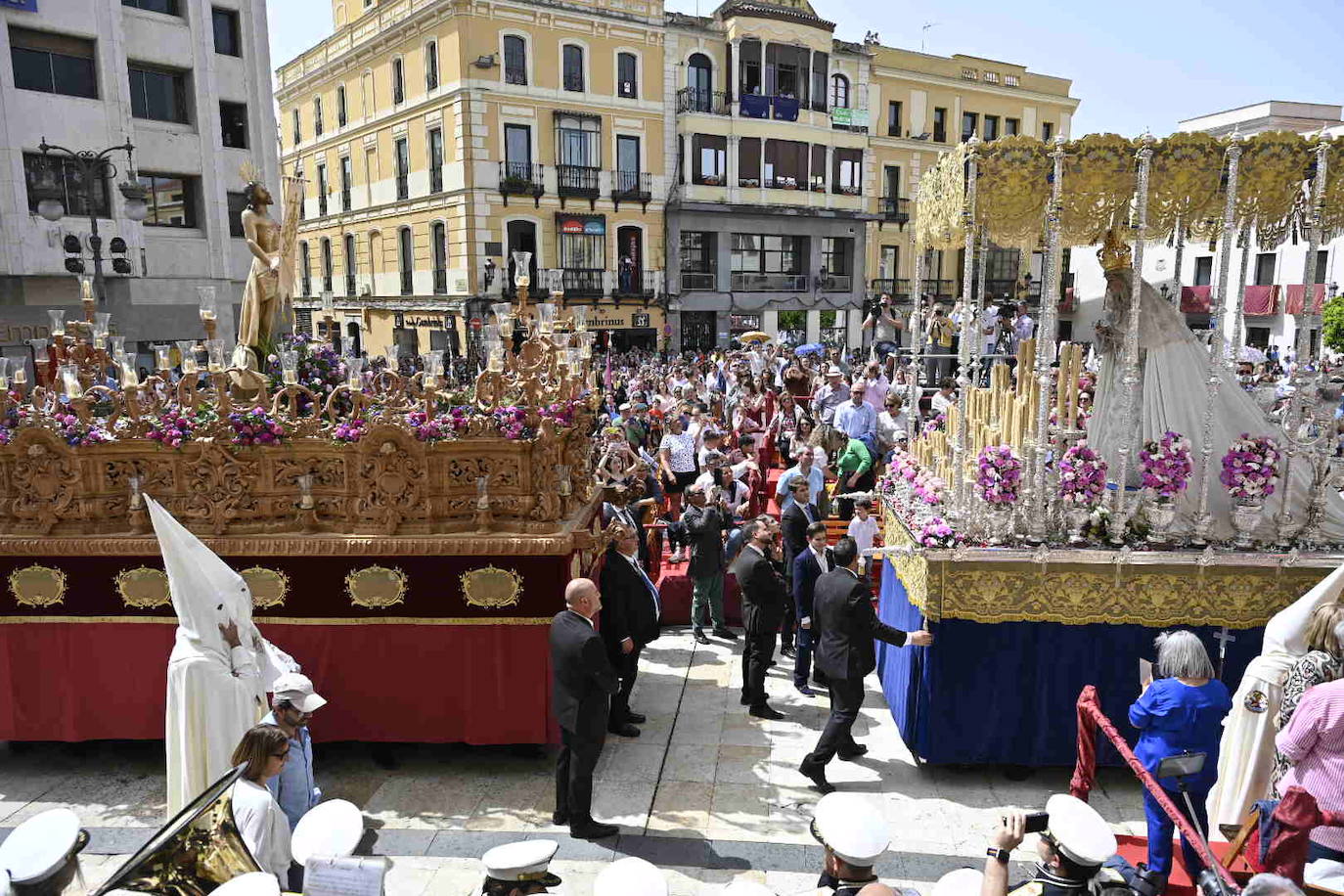 Domingo de Resurrección en Badajoz. Cofradía Santísimo Cristo Resucitado, que ha sacado en procesión los pasos del Cristo Resucitado y de María Santísima de la Aurora.