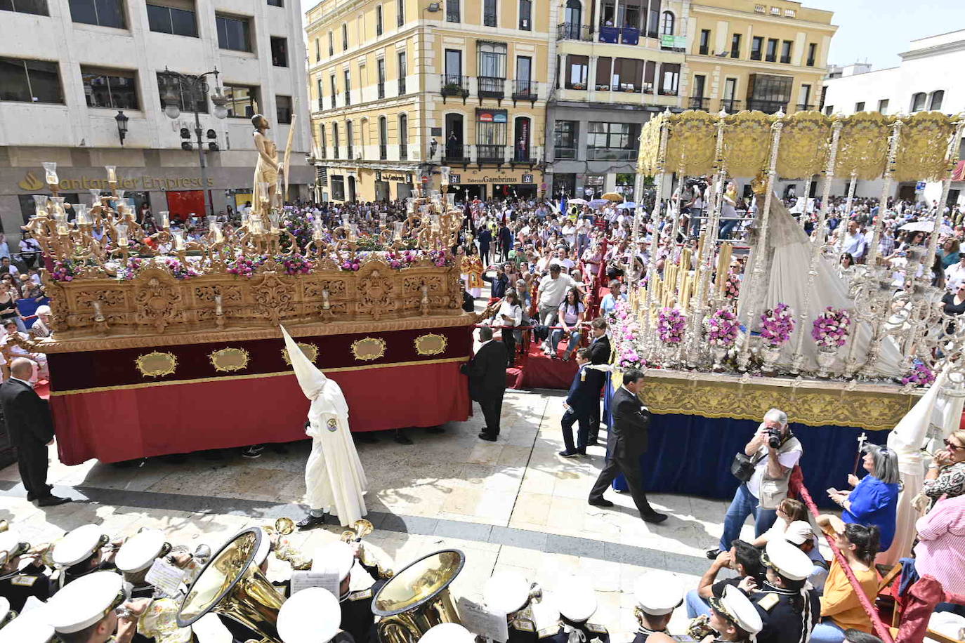 Domingo de Resurrección en Badajoz. Cofradía Santísimo Cristo Resucitado, que ha sacado en procesión los pasos del Cristo Resucitado y de María Santísima de la Aurora.