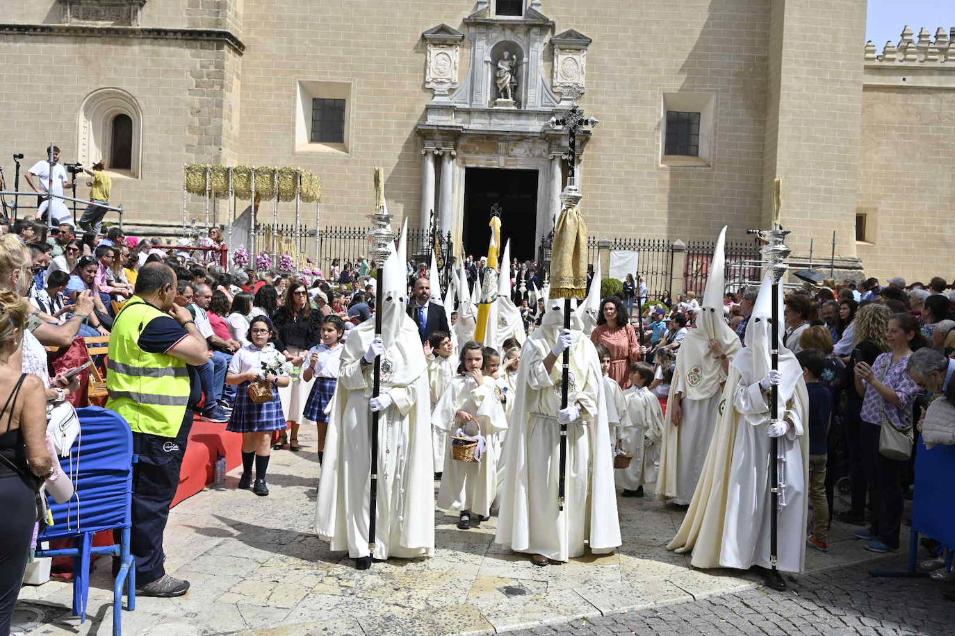 Domingo de Resurrección en Badajoz. Cofradía Santísimo Cristo Resucitado, que ha sacado en procesión los pasos del Cristo Resucitado y de María Santísima de la Aurora.