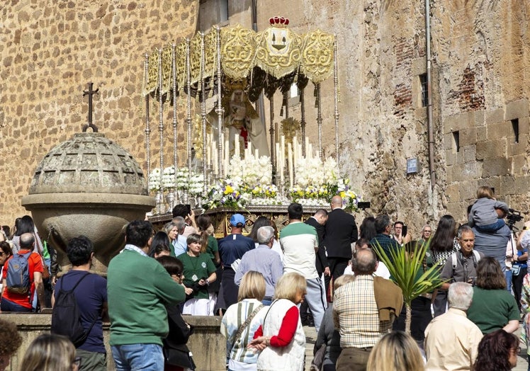 La Virgen del Rosario, a su salida de Santo Domingo.