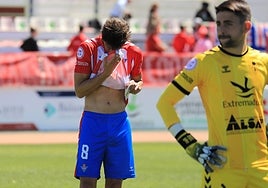 Santana y Sebas Gil desolados durante un partido del Don Benito.
