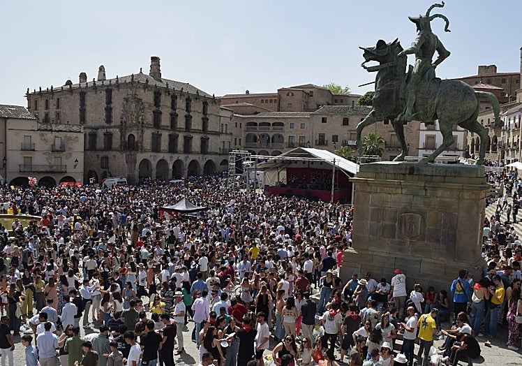 Plaza Mayor de Trujillo, ayer al mediodía, con el Chíviri.