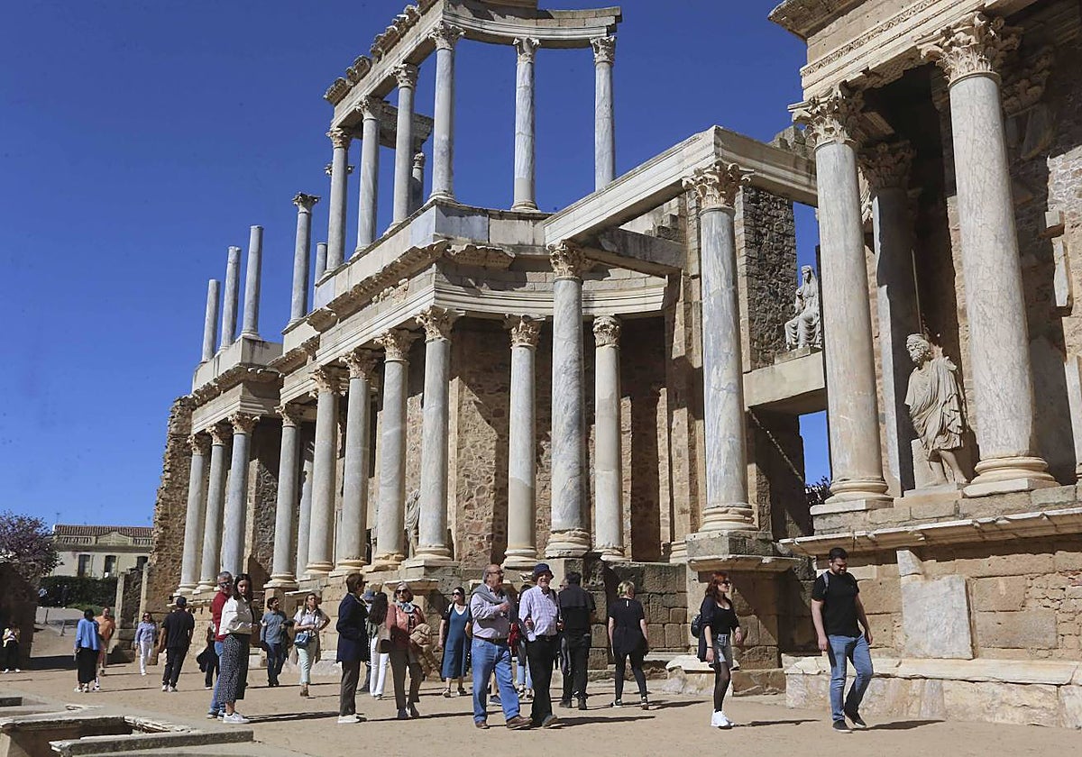 Turistas en el Teatro Romano de Mérida el pasado miércoles.