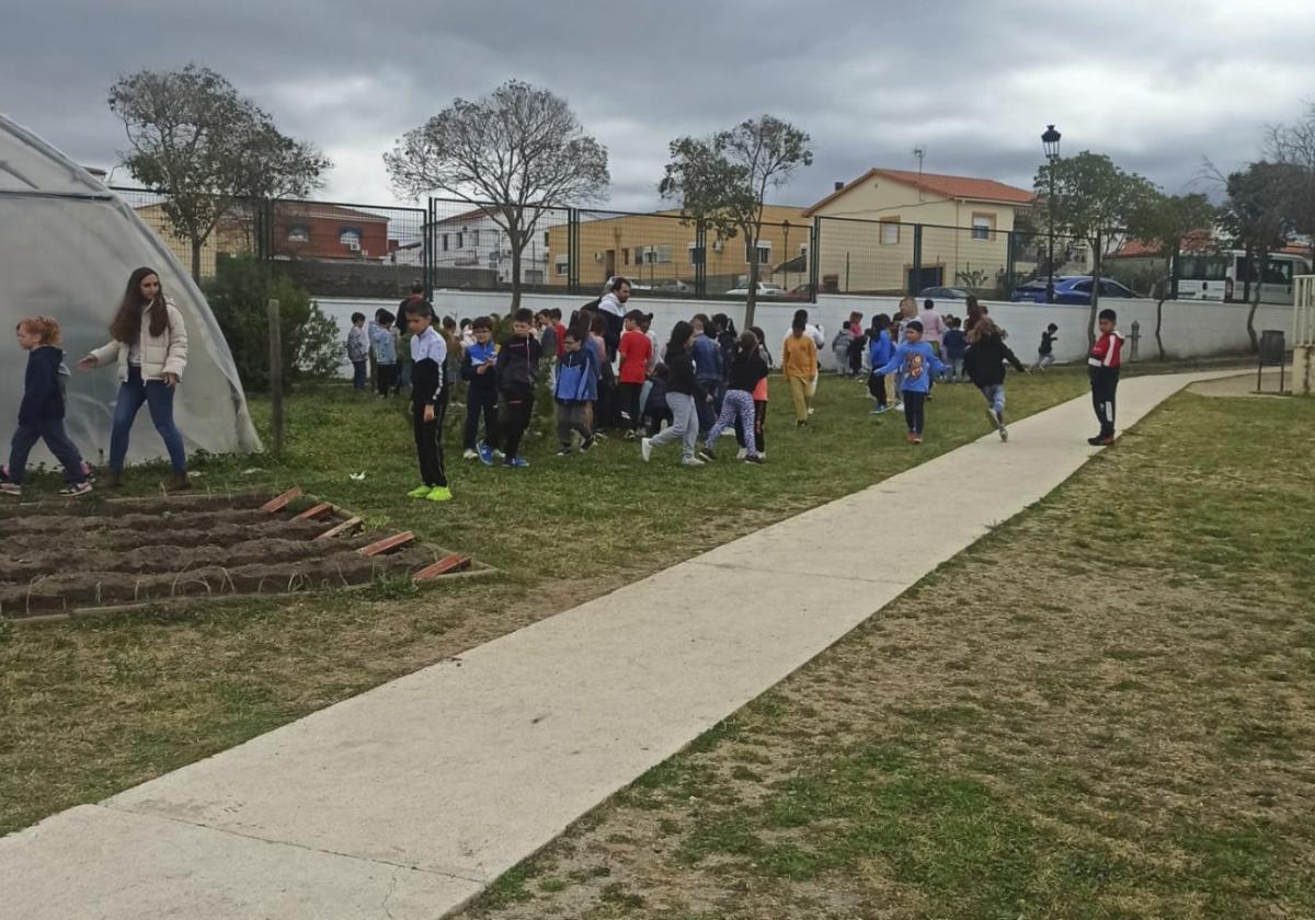 Alumnos en el patio, junto a uno de los accesos.