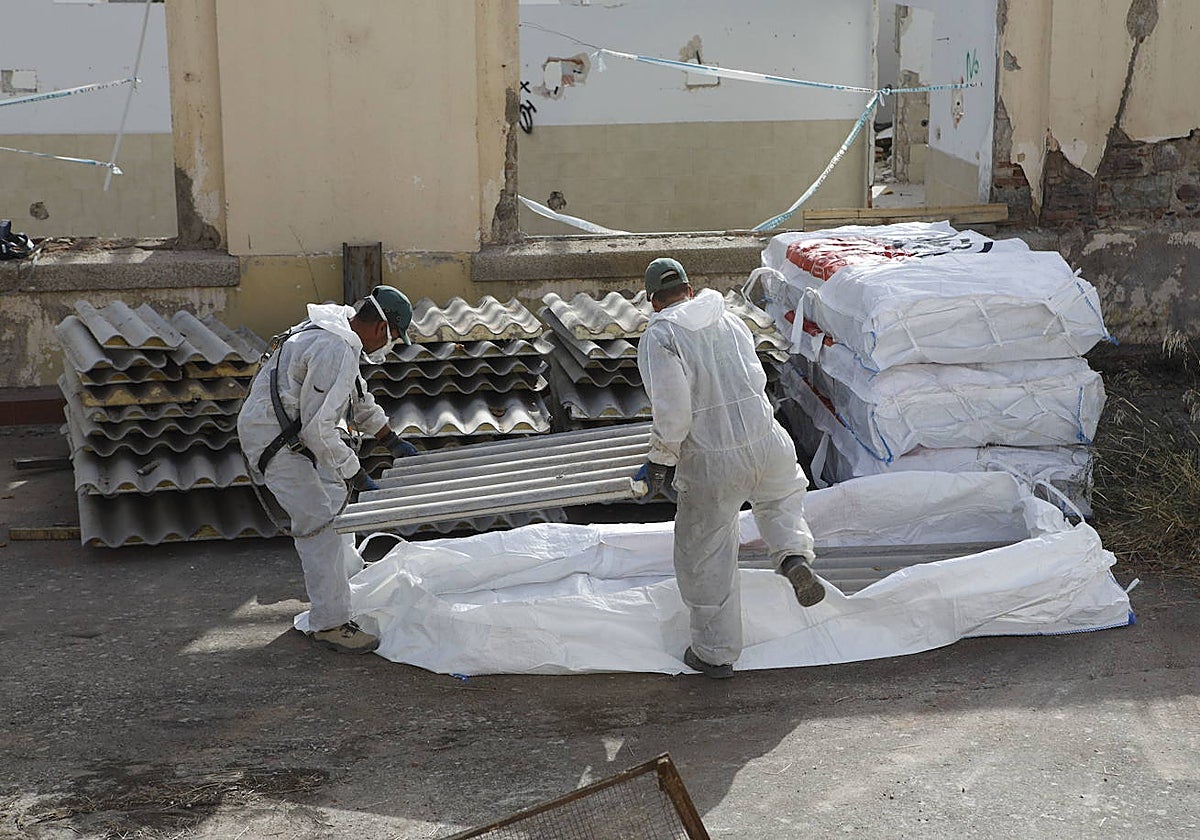 Labores de retirada de amianto en el IES El Madruelo, en Cáceres.