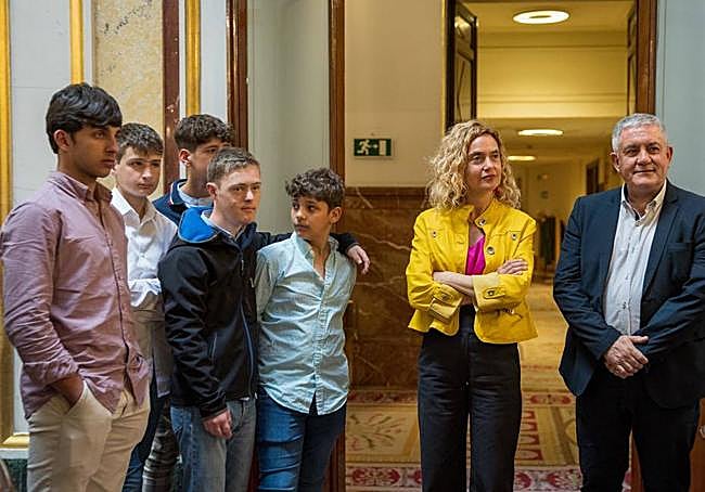 En la visita a la Cámara Alta fueron recibidos por su presidenta Meritxell Batet