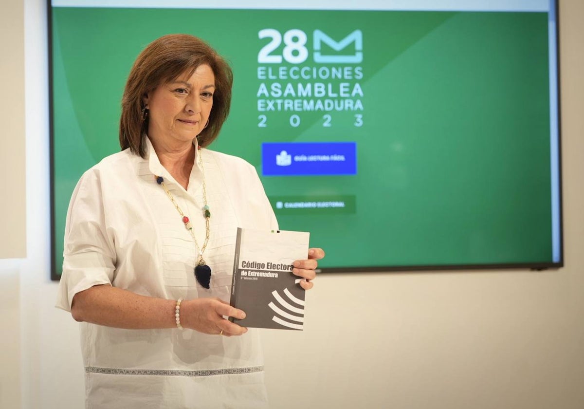 Ascensión Murillo, secretaria general de la Consejería de Administración Pública, con el manual de instrucciones para los comicios.