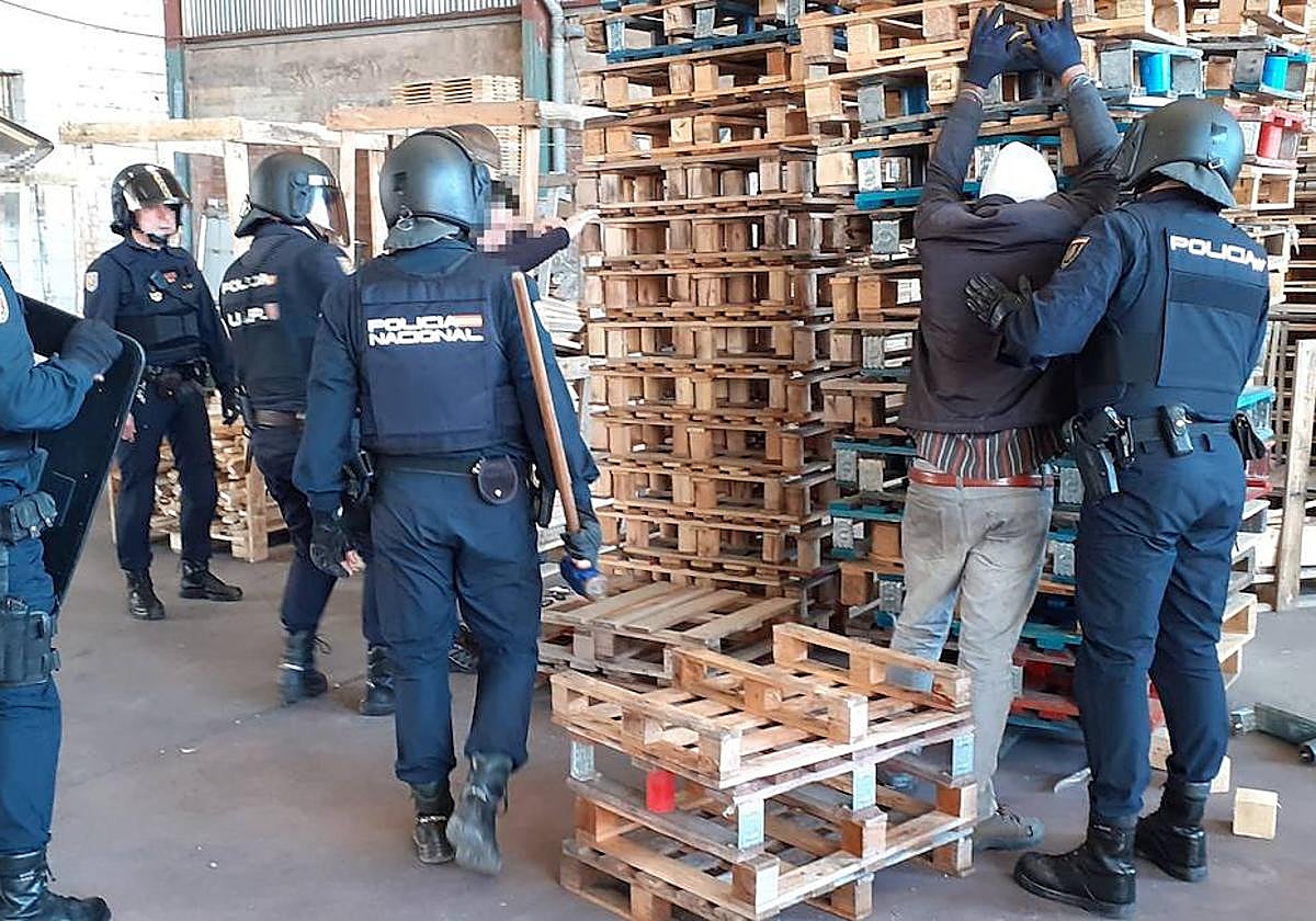 Momento en el que se detiene a uno de los presuntos autores de los delitos.