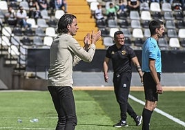 David Tenorio anima a los suyos en el duelo ante el Unionistas en el Nuevo Vivero.