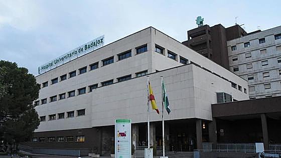 Herido grave un motorista al empotrarse contra un coche en Badajoz